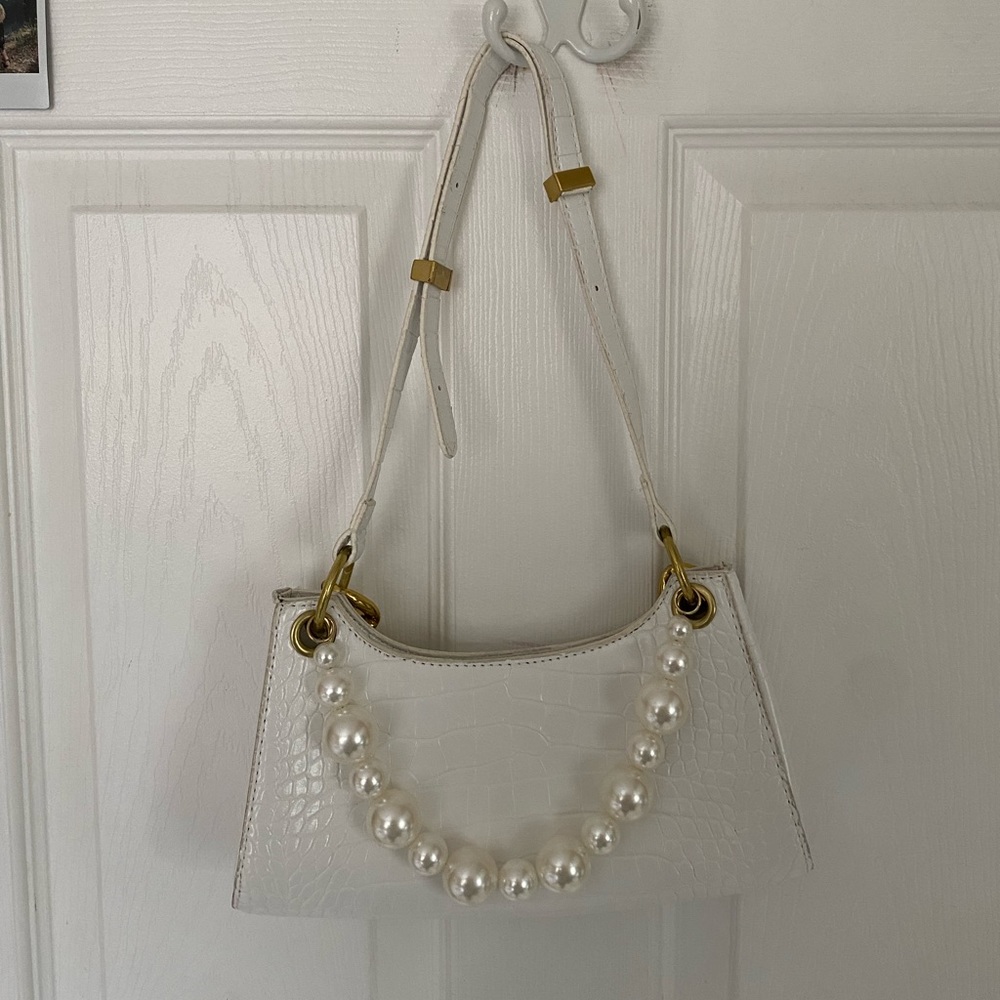 White shoulder purse